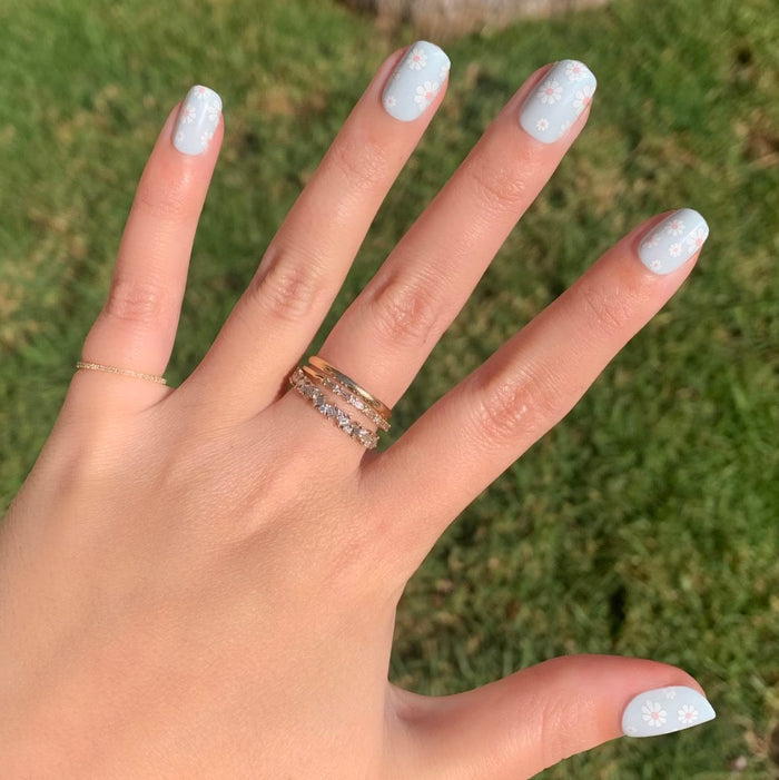 Angelfish Flower Shower - Press-On | Extra Short | Squoval pale blue nails with white daisy accents for an easy at-home manicure look