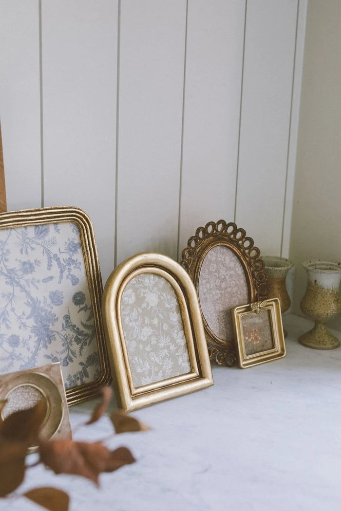 Fancy Scalloped Oval Photo Frame