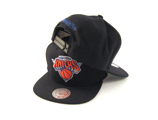 New York Knicks Mitchell and Ness Snapback Hat (BLACK)