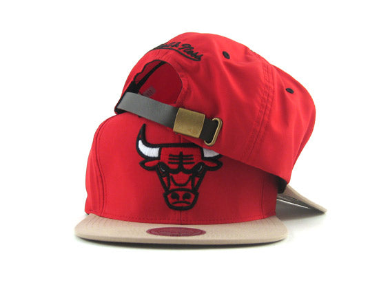 Mitchell&Ness Chicago Bulls Strapback Hat (Red/Tan)