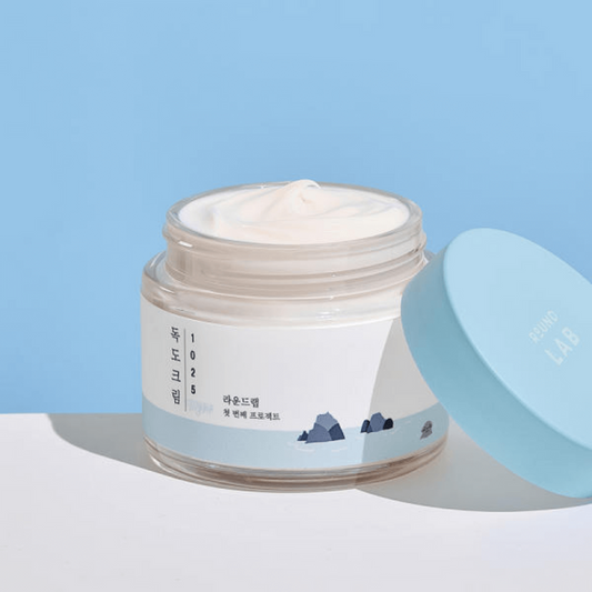 Enriched with hyaluronic acid and ceramides, this lightweight cream absorbs quickly, providing long-lasting moisture and a radiant complexion.