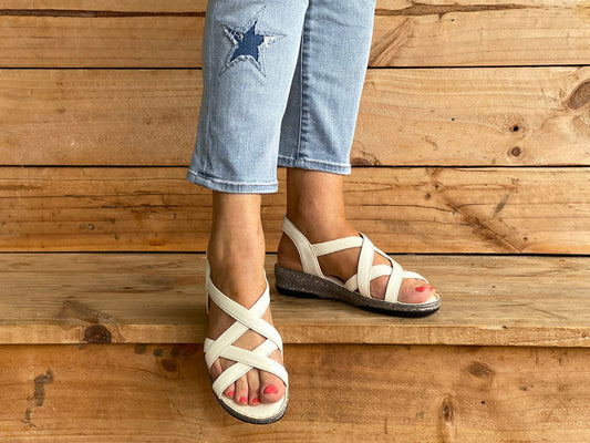 Women's sandals in quality soft leather. Casual summer sandal in white.